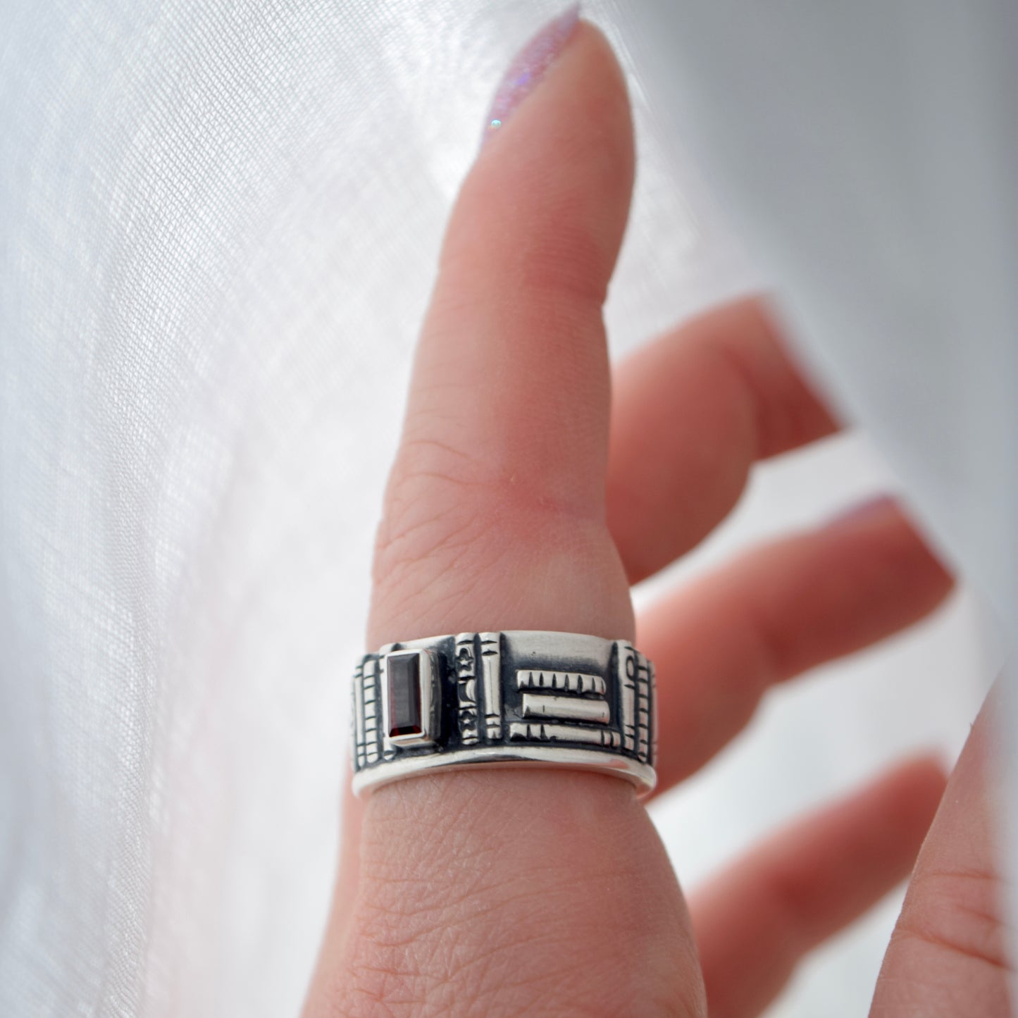 Bookshelf Ring Band with Garnet and Black Star Sapphire Size 7.5