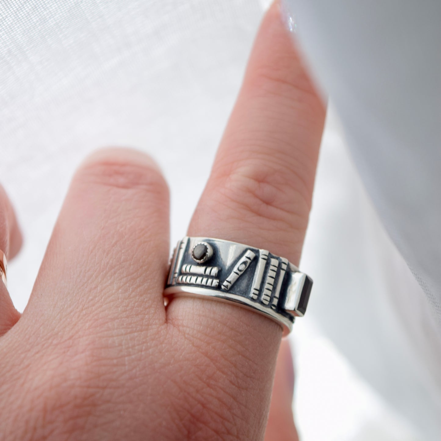 Bookshelf Ring Band with Garnet and Black Star Sapphire Size 7.5